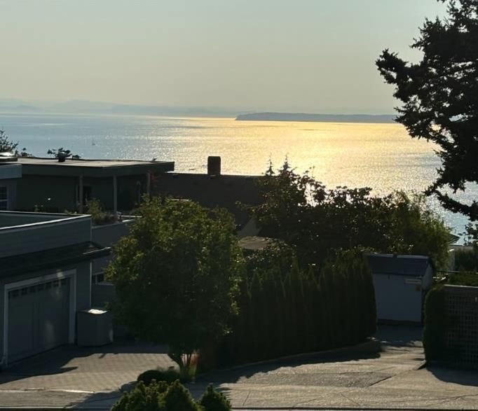 1232 Foster St, White Rock, BC V4B 3X1