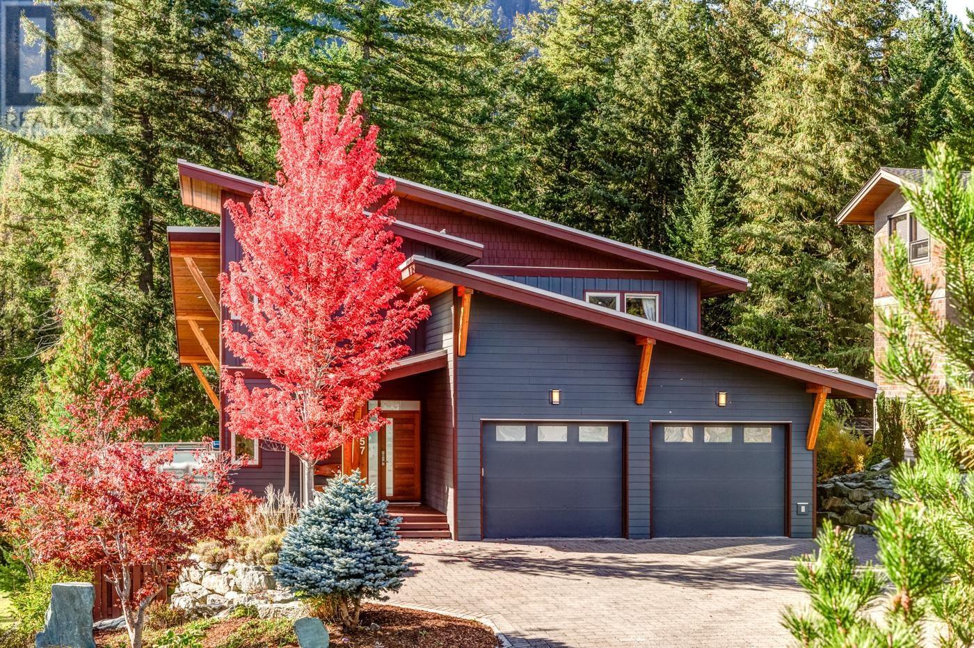 7457 Dogwood St, Pemberton, BC V0N 2L0