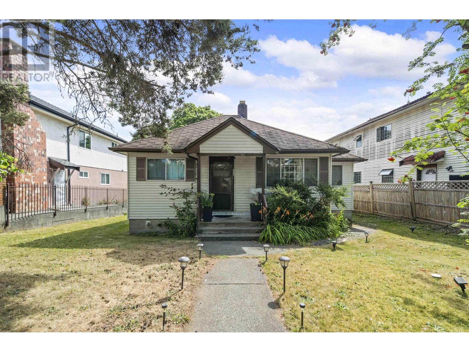5974 Argyle St, Vancouver, BC V5P 3K1