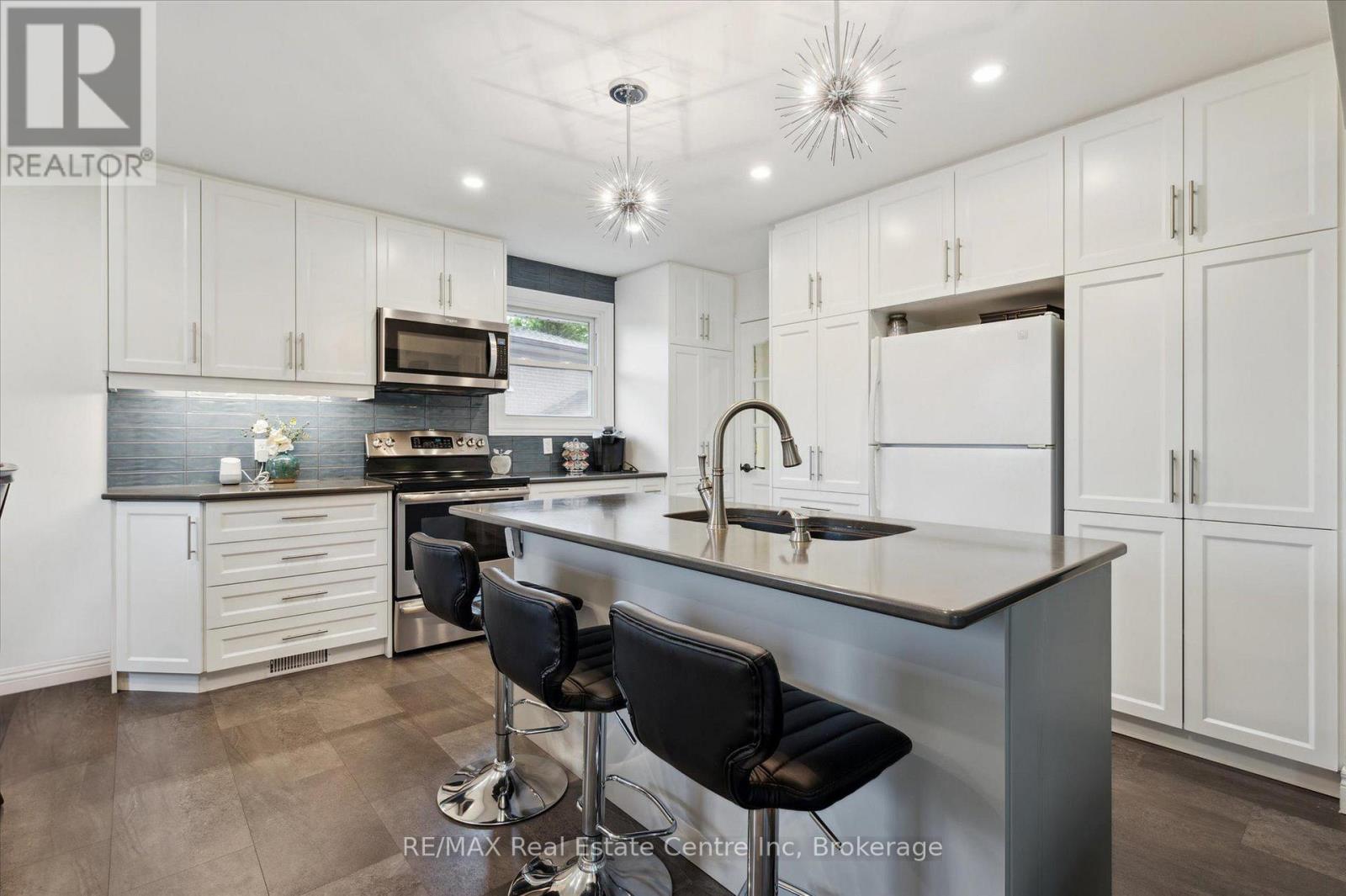 10 Villa Ct, Hamilton, ON L8W 1M2