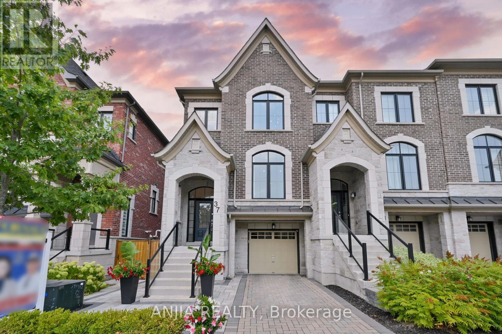 37 Duncombe Ln, Richmond Hill, ON L4C 1C2