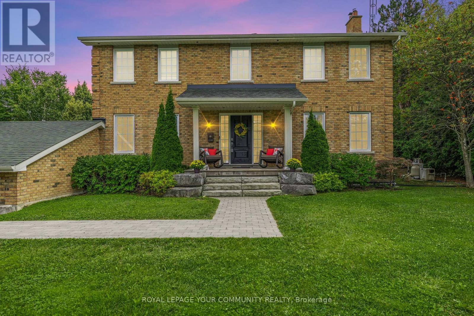 1189 Kingdale Rd, Newmarket, ON L3Y 4W1