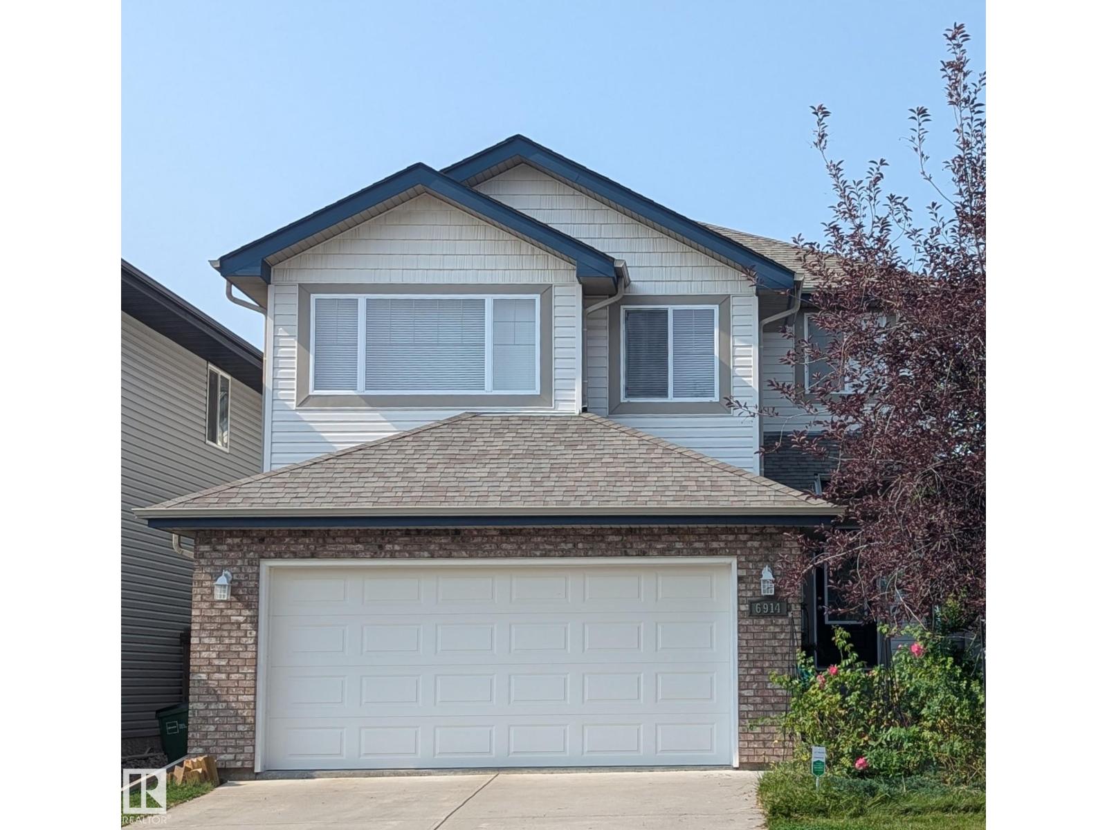 6914 Strom Ln NW, Edmonton, AB T6R 0G3