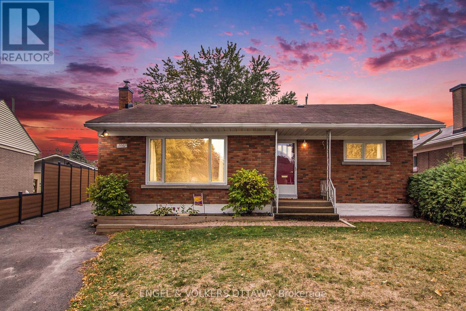 2061 Vincent St, Ottawa, ON K1G 2M8