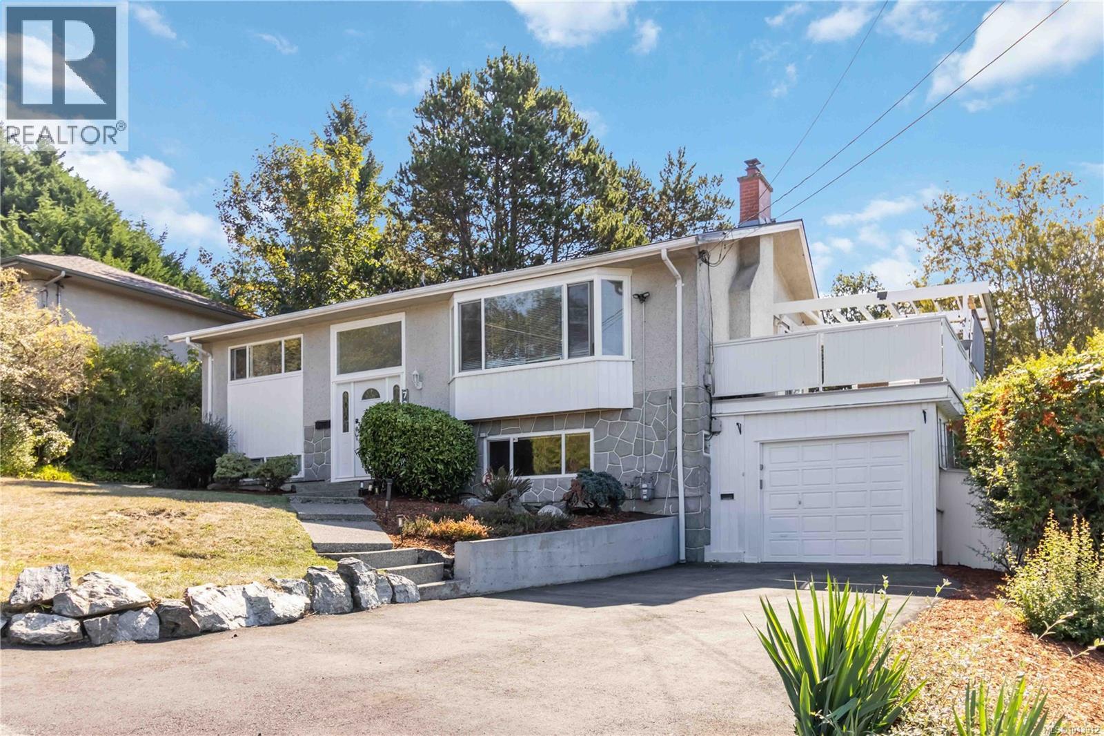 727 Chesterlea Rd, Saanich, BC V8X 3R5