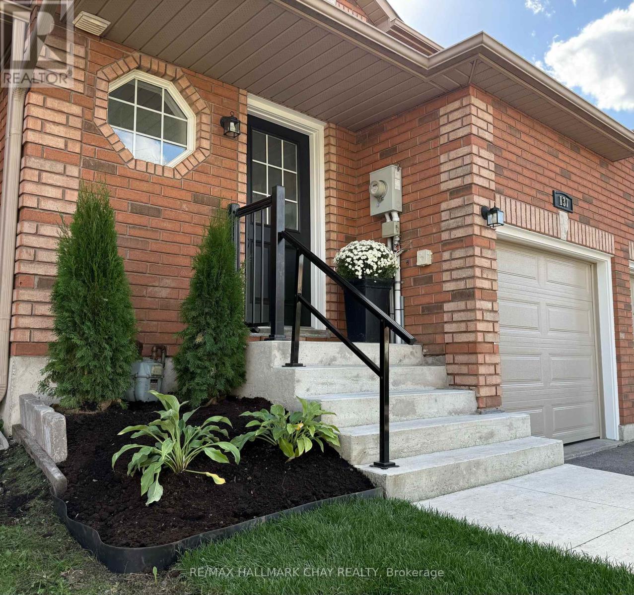 137 Courtney Cres, Barrie, ON L4N 5S9