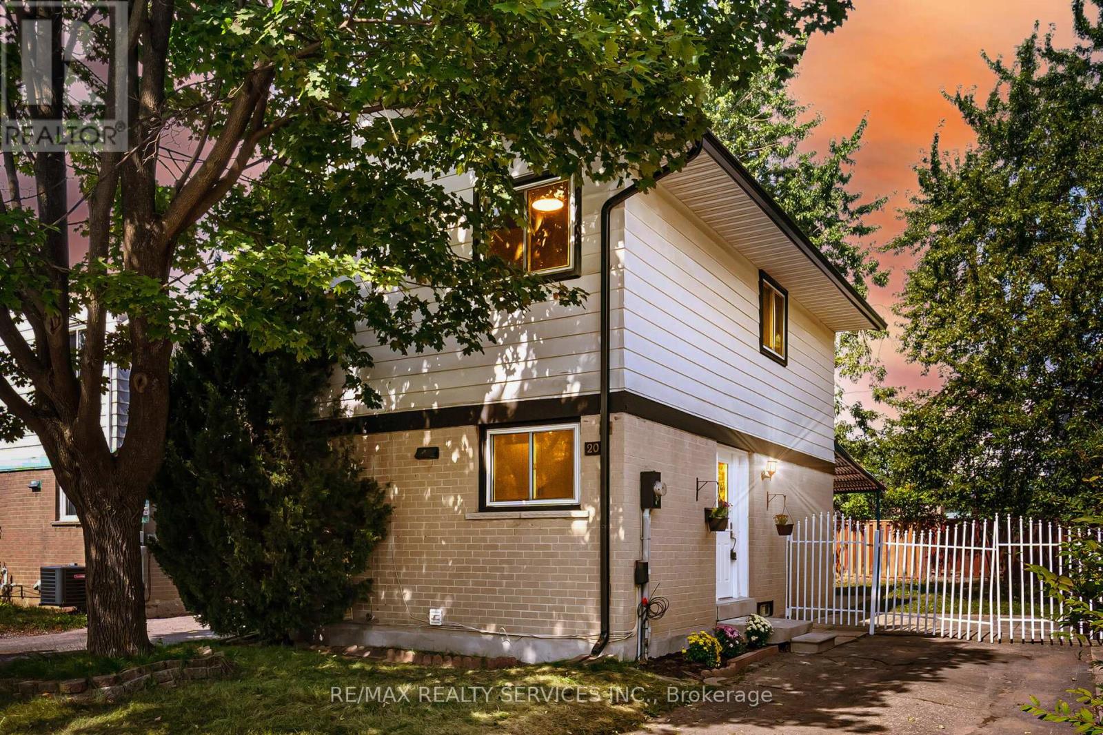 20 Greenhills Sq, Brampton, ON L6S 2J4