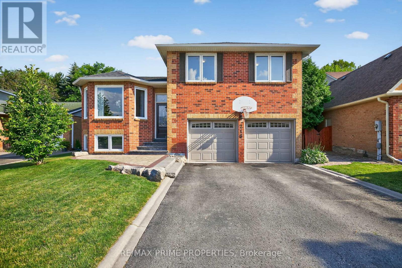 216 Crossland Gate, Newmarket, ON L3X 1A9