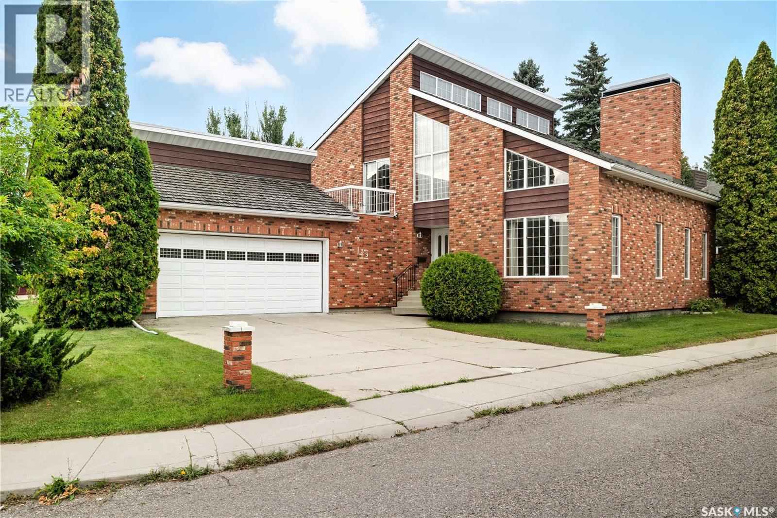 139 Lakeshore Cres, Saskatoon, SK S7J 0L1