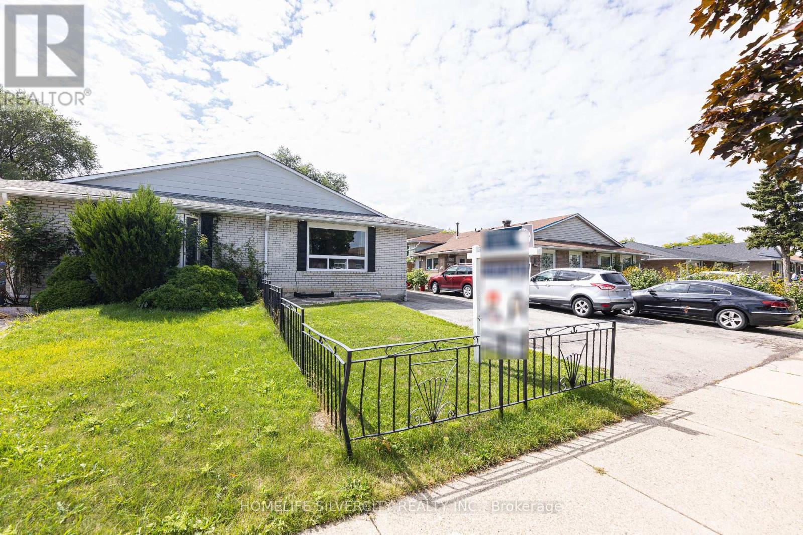 7258 Reindeer Dr, Mississauga, ON L4T 2M7