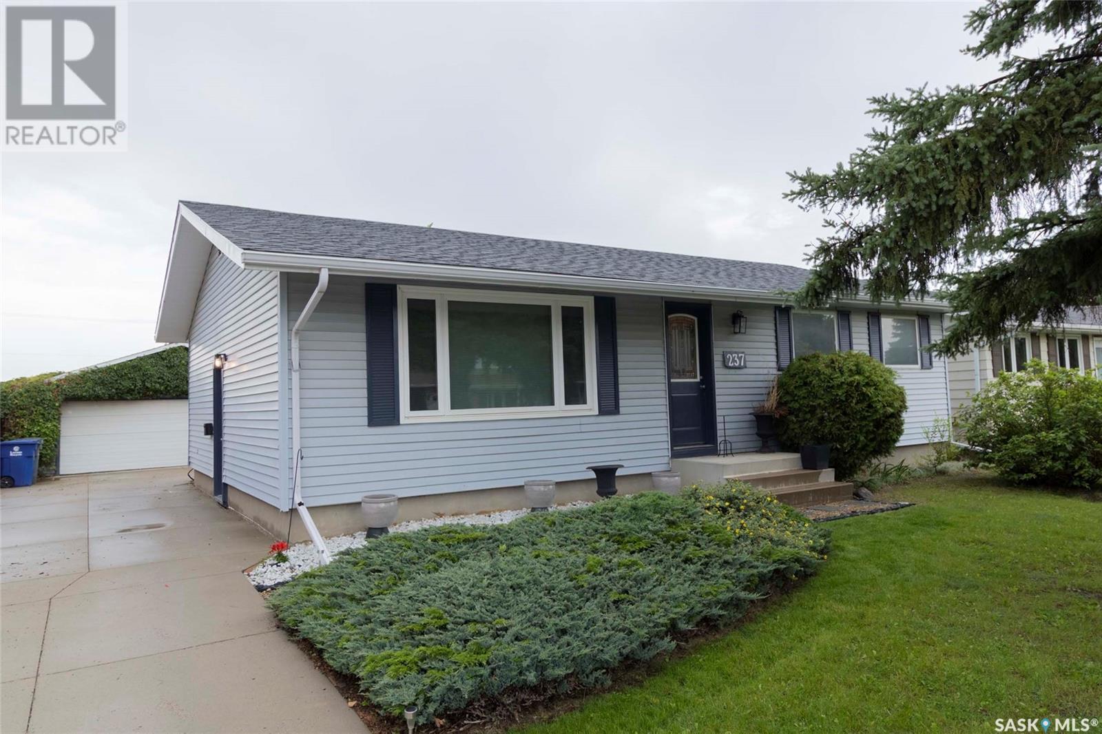 237 Guelph Cres, Saskatoon, SK S7H 4P9