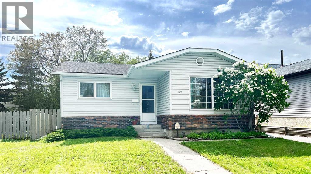 32 Deerfield Dr SE, Calgary, AB T2J 6M1