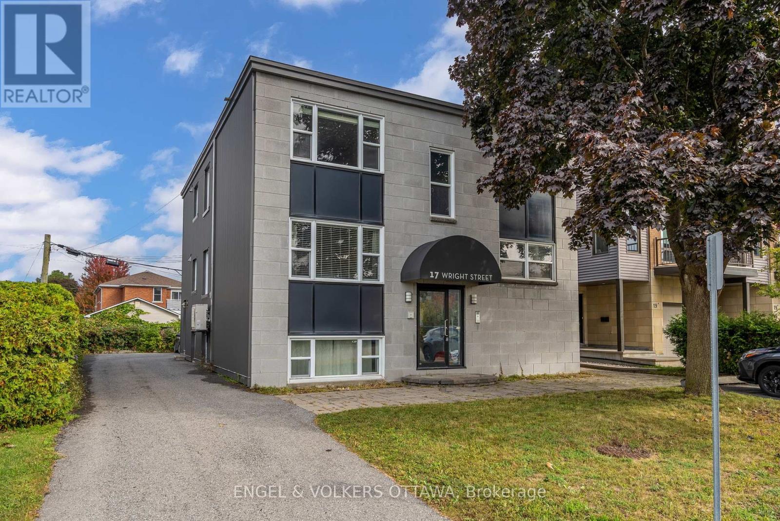 17 Wright St, Ottawa, ON K1K 2C8