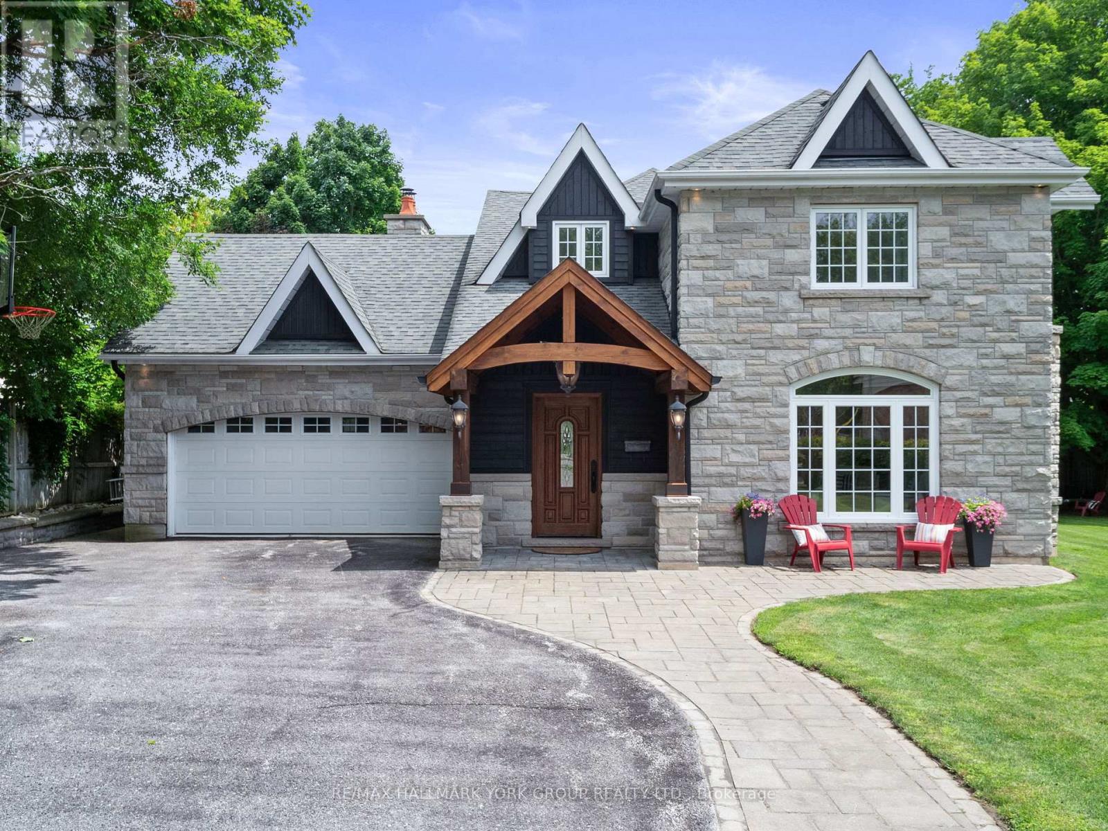 105 Duckworth St, Barrie, ON L4M 3V9