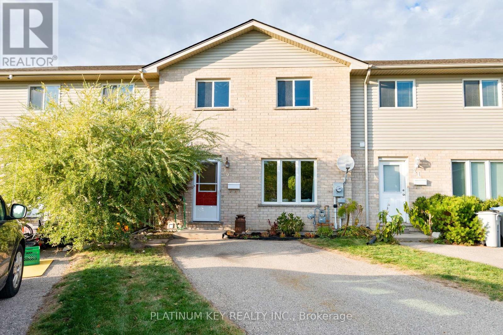 19 Katie Ln, Strathroy-Caradoc, ON N7G 4E5