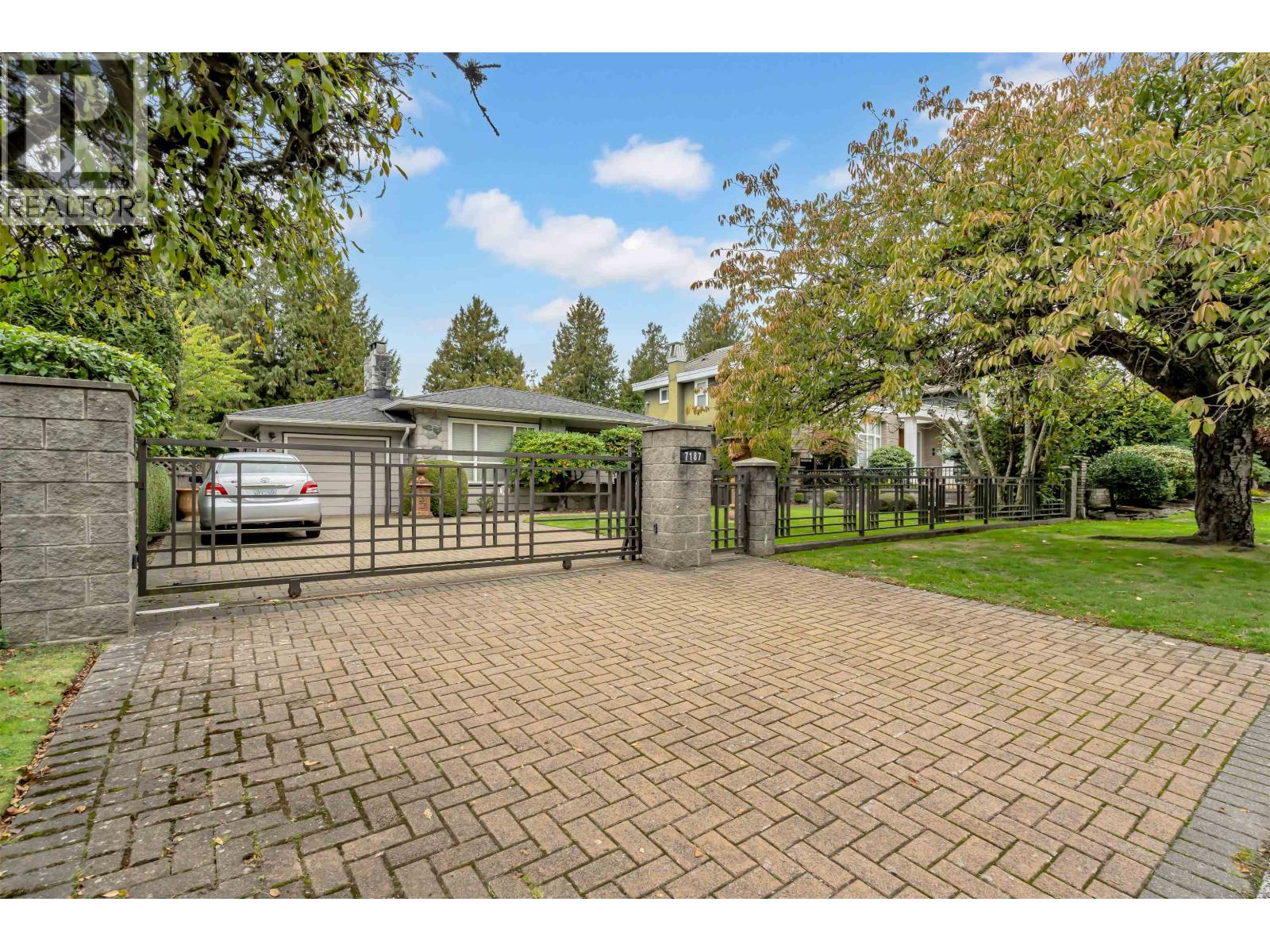 7187 Marguerite St, Vancouver, BC V6P 5G4