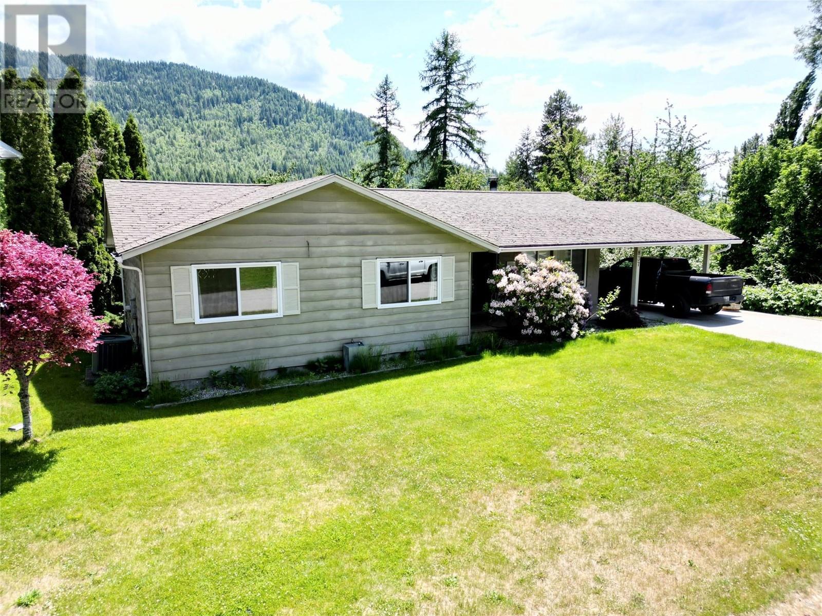 837 9 Street, Montrose, BC V0G 1P0