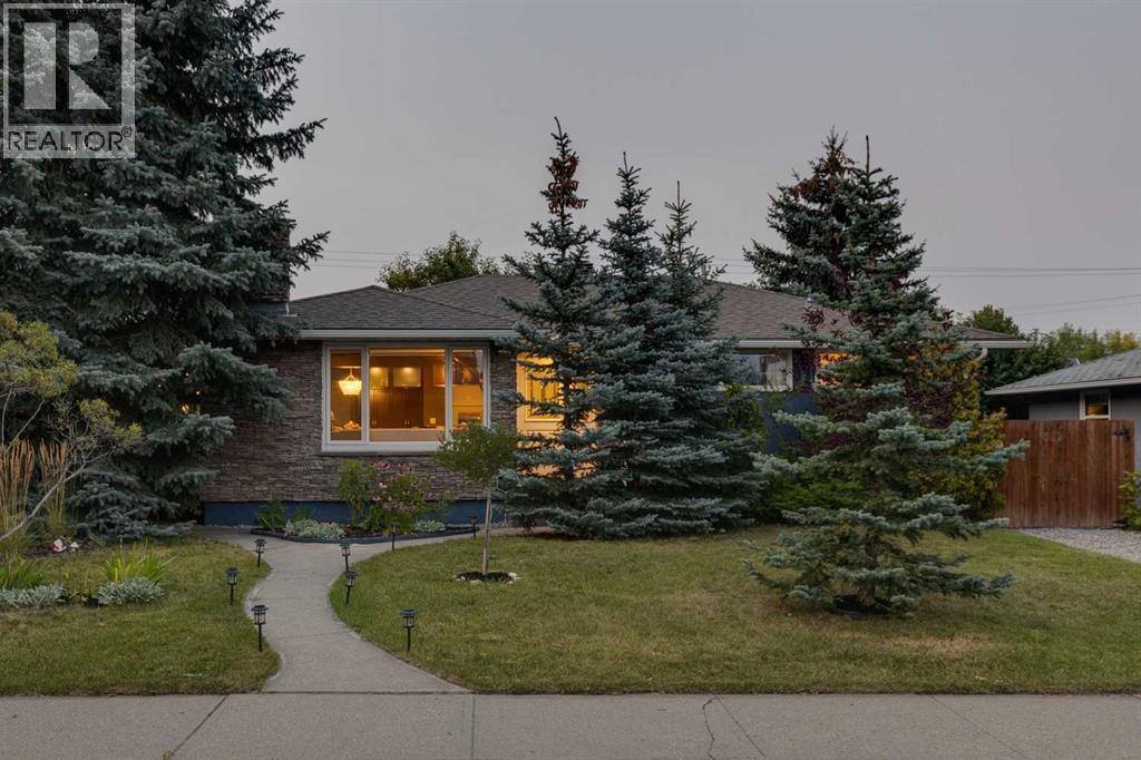 130 Windermere Rd SW, Calgary, AB T3C 3K7