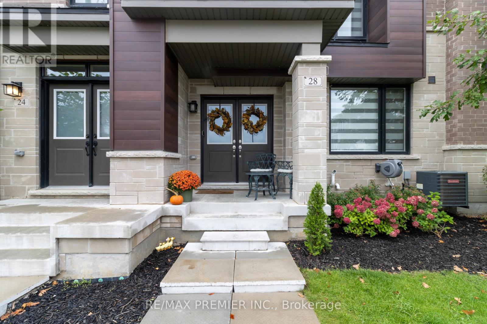 28 Holyrood Cres, Vaughan Kleinburg, ON L4H 5G2