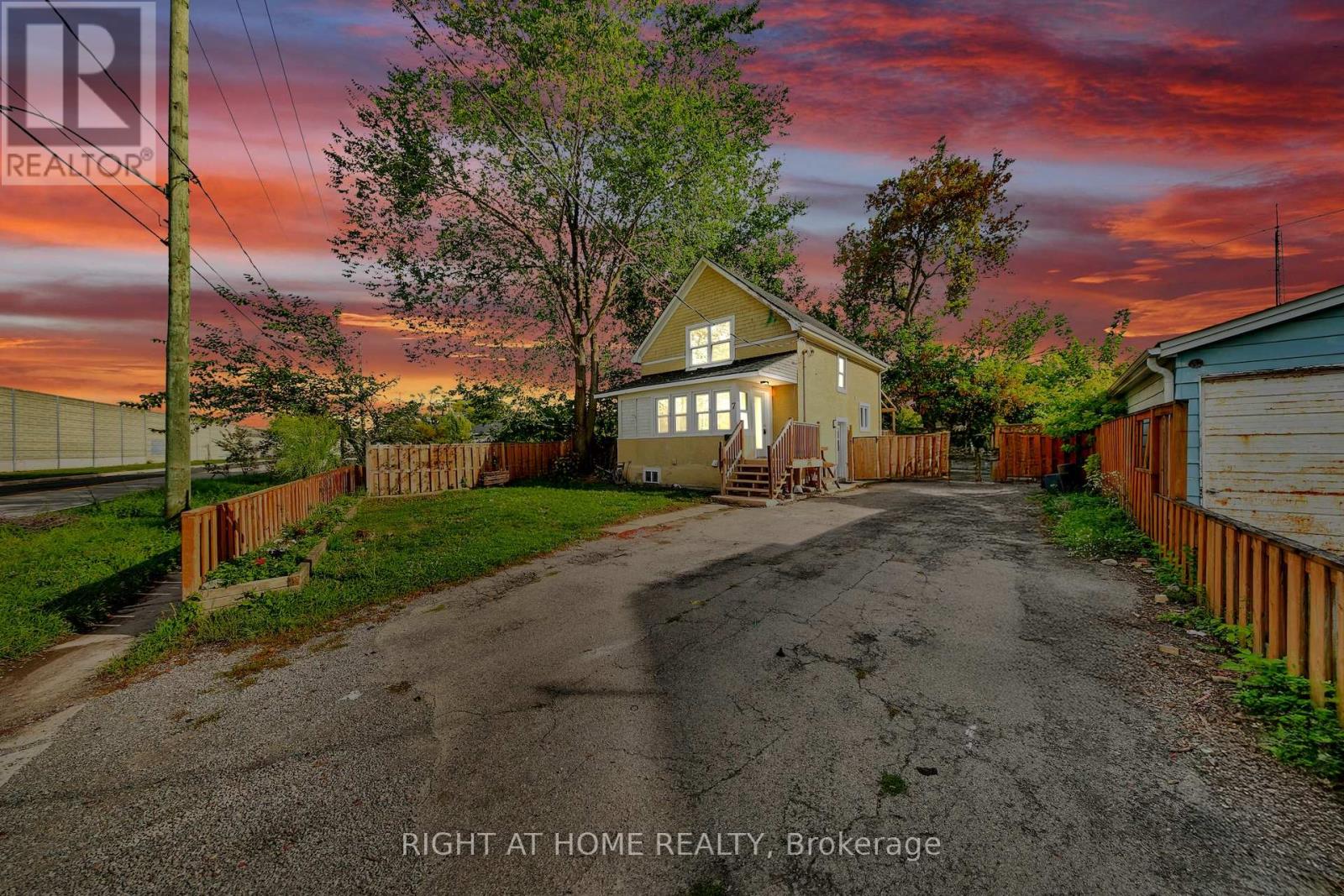 7 Maywood Ave, St. Catharines, ON L2R 1C4