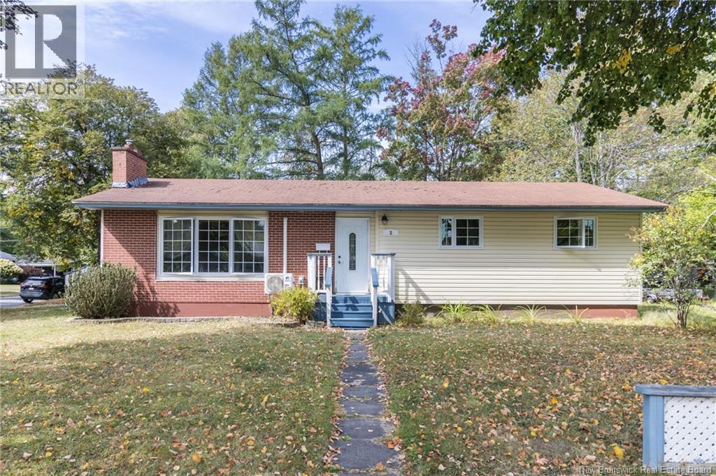 5 Walker St, Fredericton, NB E3A 3E2