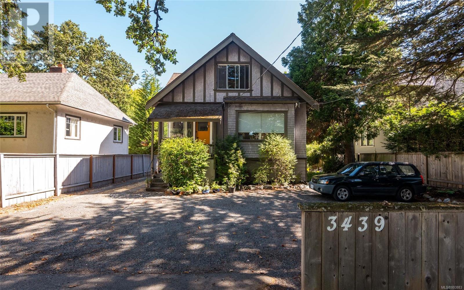 3439 Cook St, Saanich, BC V8X 1B2
