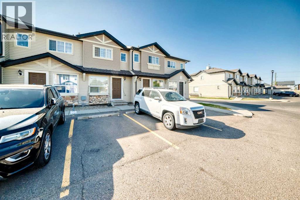 115 Saddlebrook Pt NE, Calgary, AB T3J 0K3