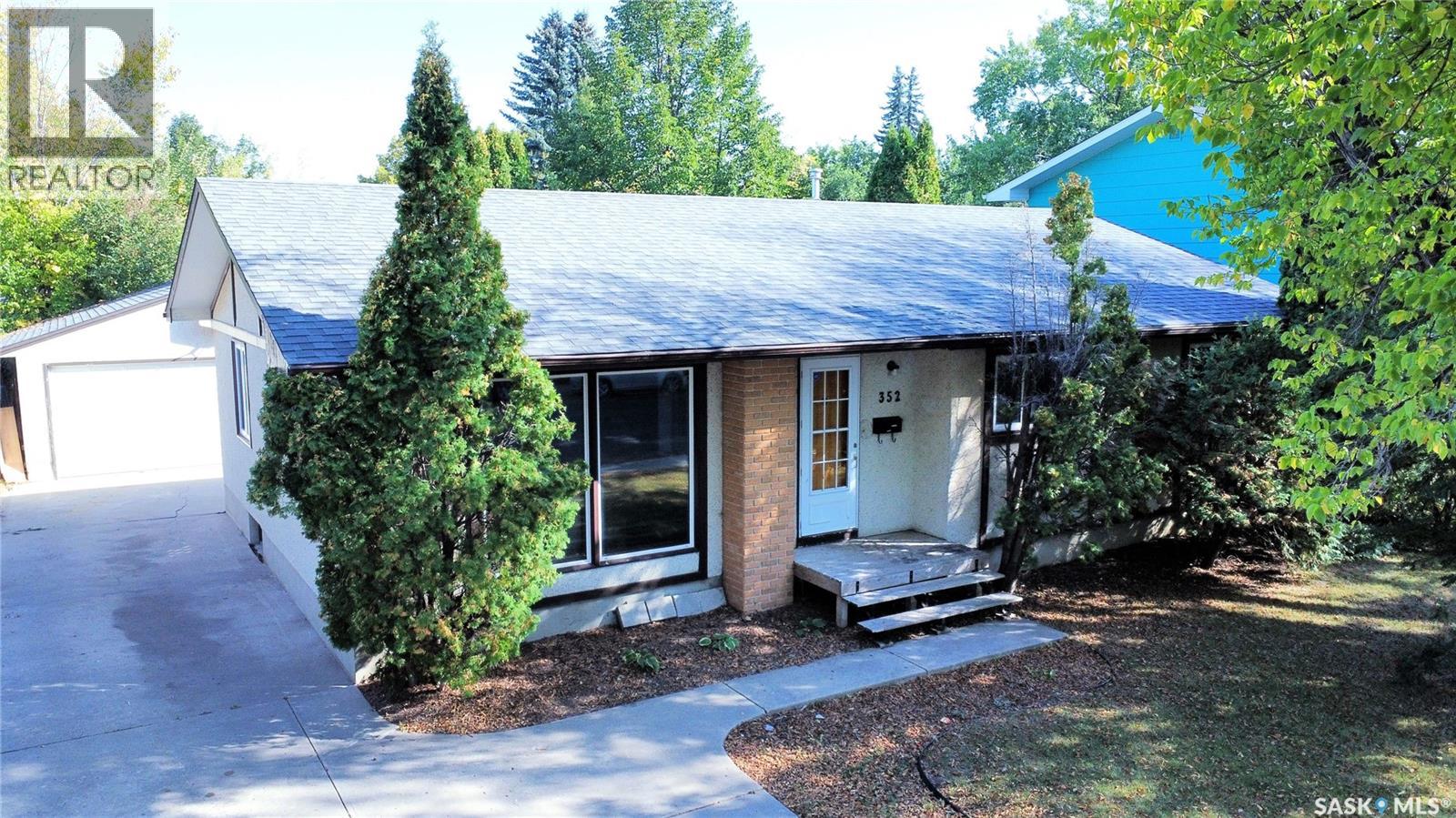 352 Carleton Dr, Saskatoon, SK S7H 4C1