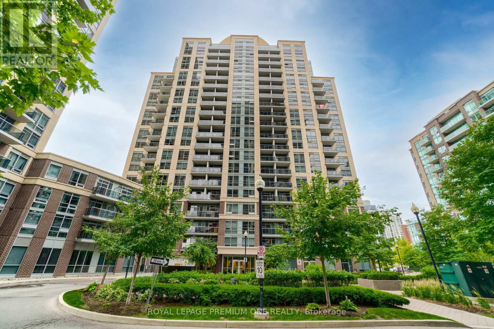911 1 Michael Power Pl, Toronto, ON M9A 0A5