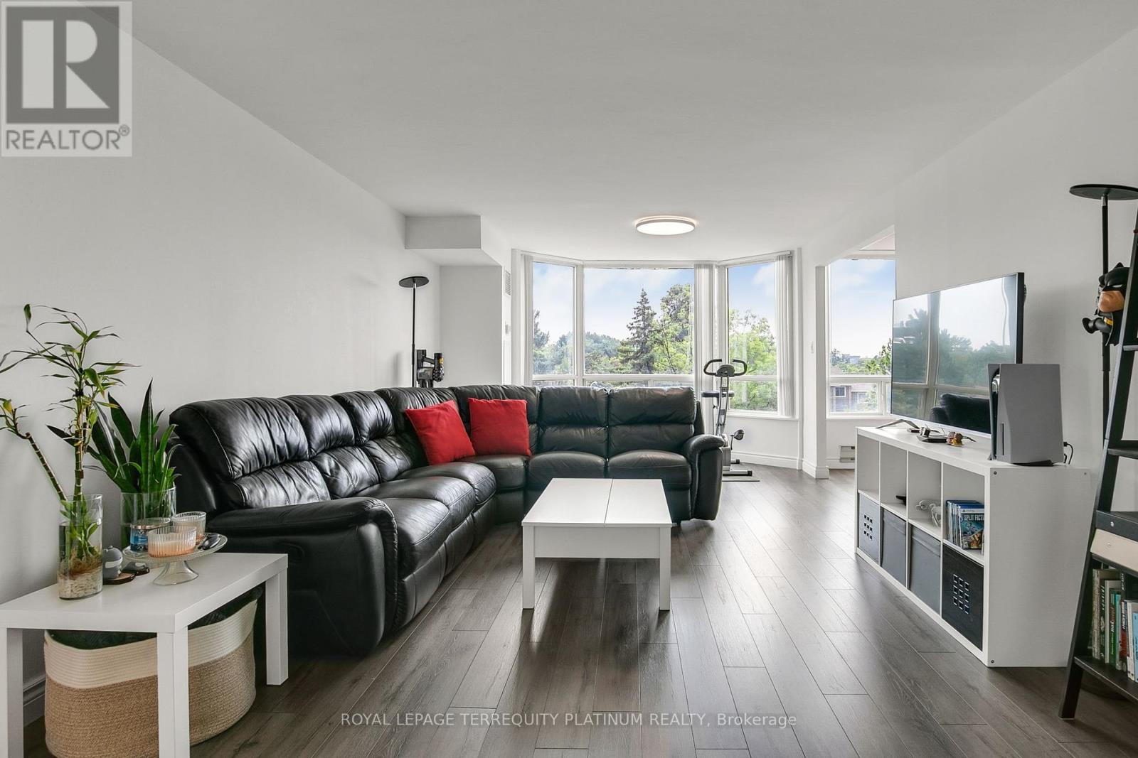413 175 Cedar Ave, Richmond Hill, ON L4C 9V3