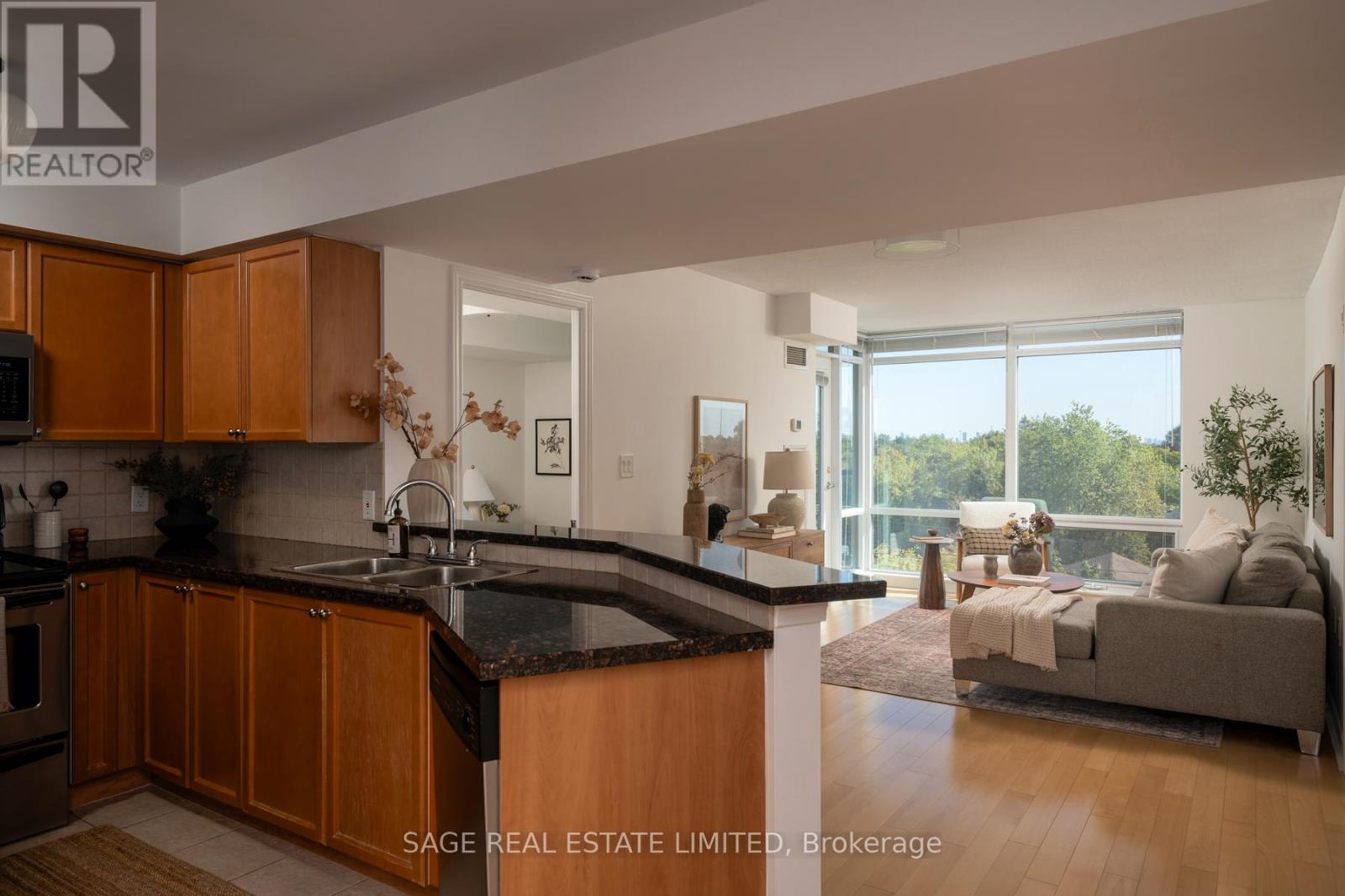 606 3830 Bathurst St, Toronto, ON M3H 6C5