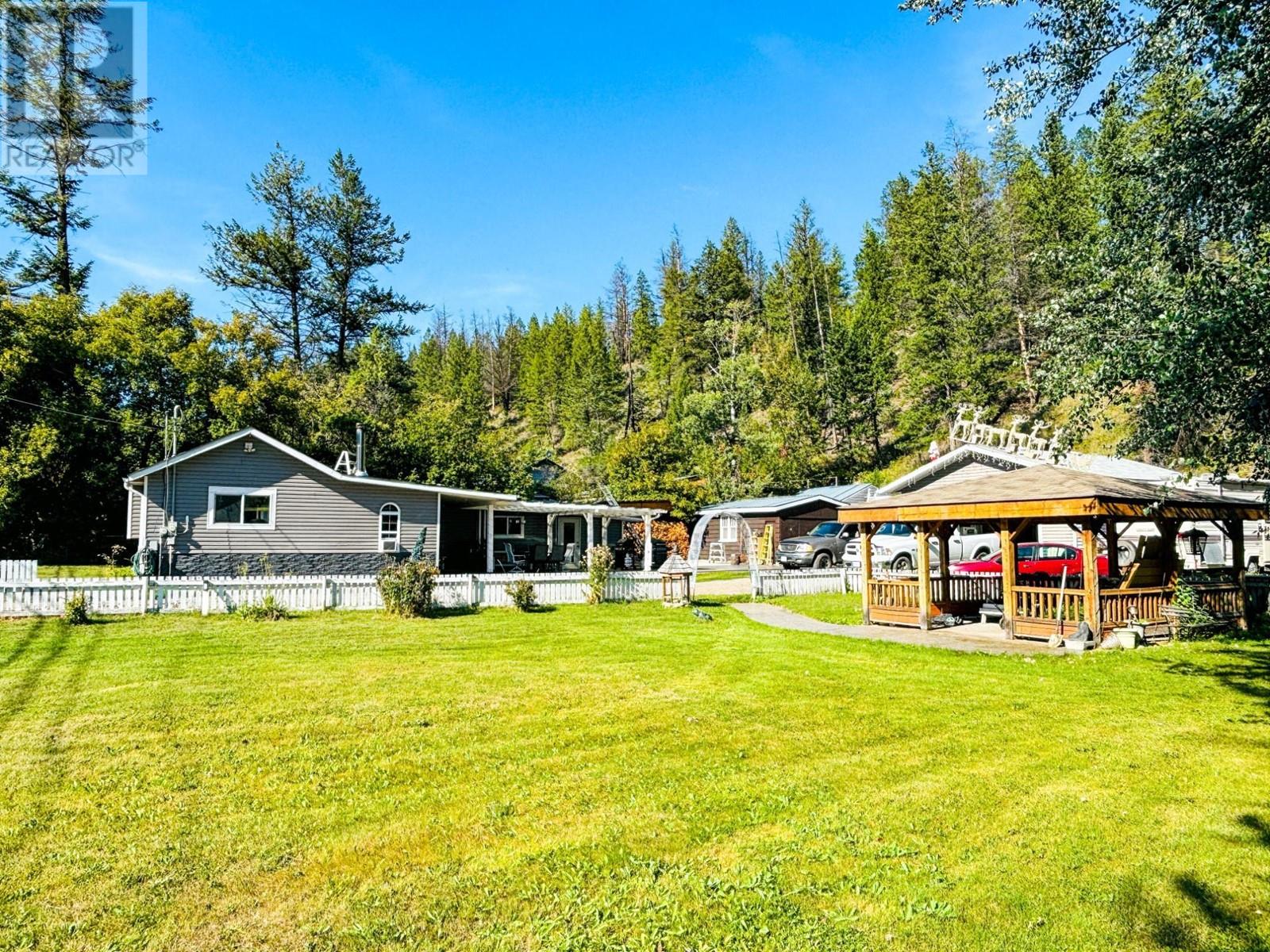 8256 Hobbitt Frontage Rd, Radium Hot Springs, BC V0A 1M0