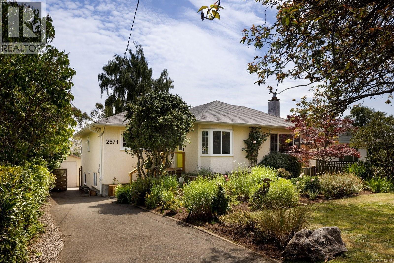 2571 Heron St, Oak Bay, BC V8R 5Z9