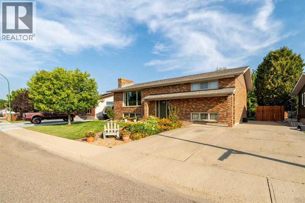72 Rossmere Way SE, Medicine Hat, AB T1B 2M8