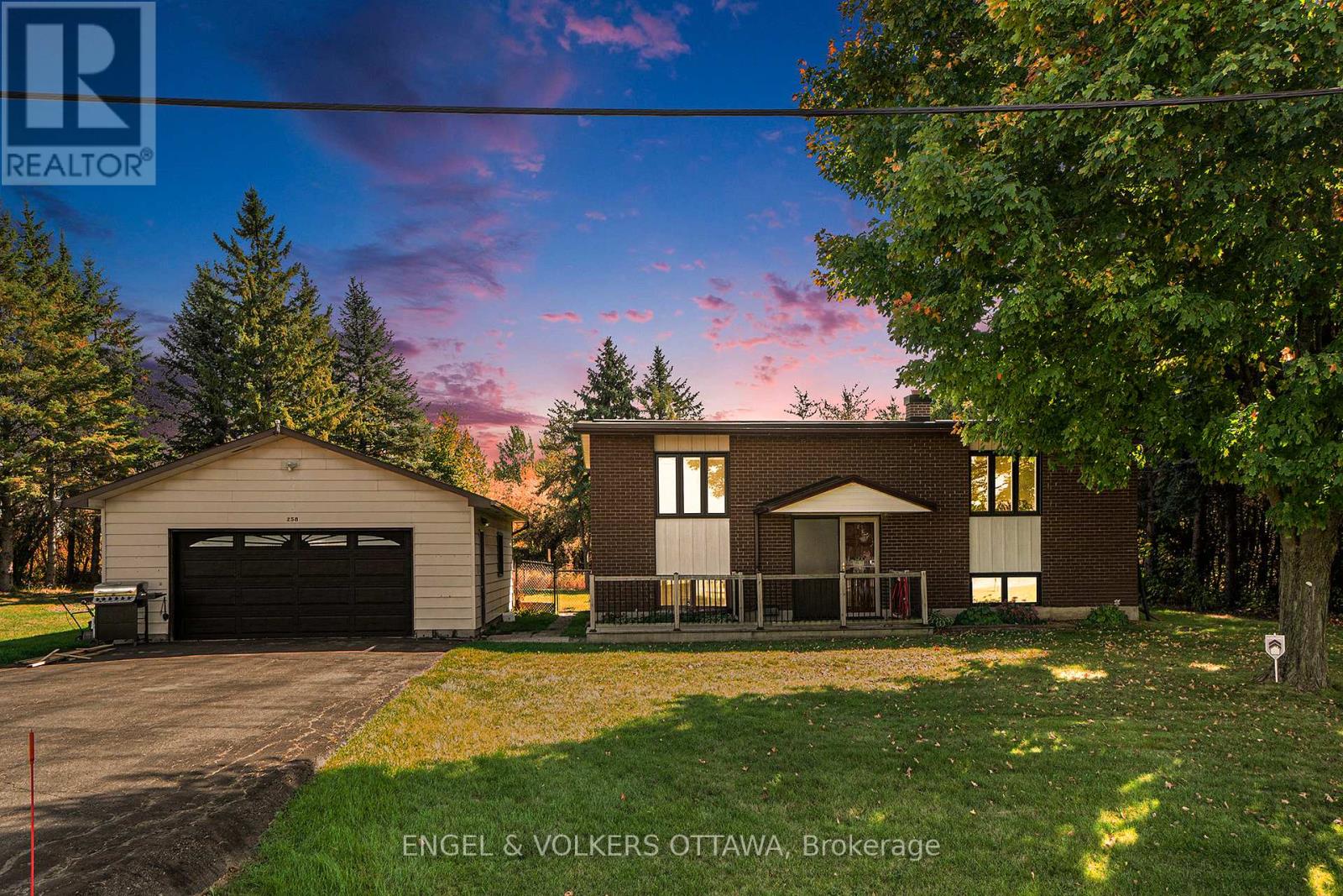 258 Herrick Drive #1, Ottawa, ON K7S 3G7