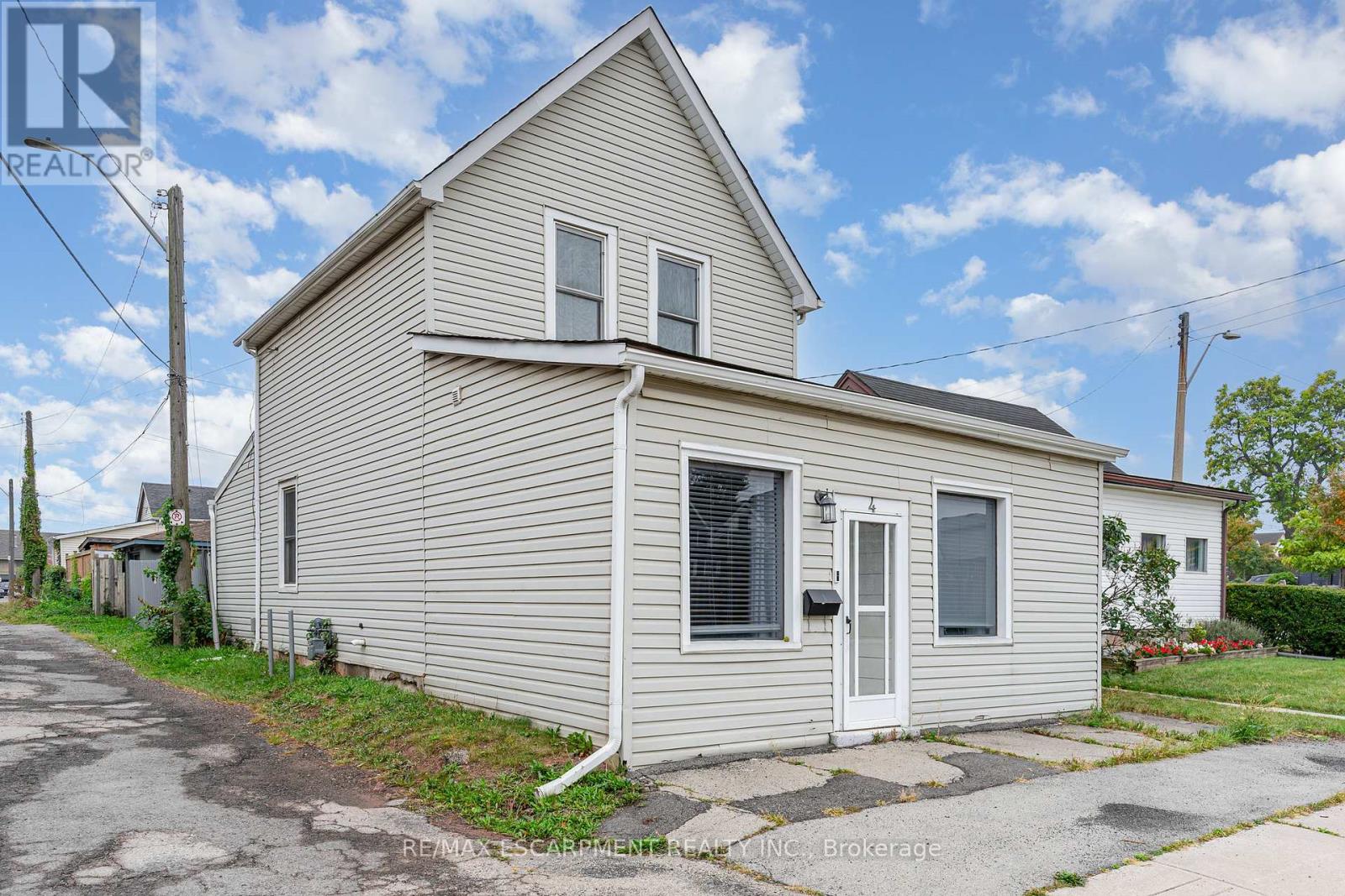 4 Robins Ave, Hamilton, ON L8H 4M6