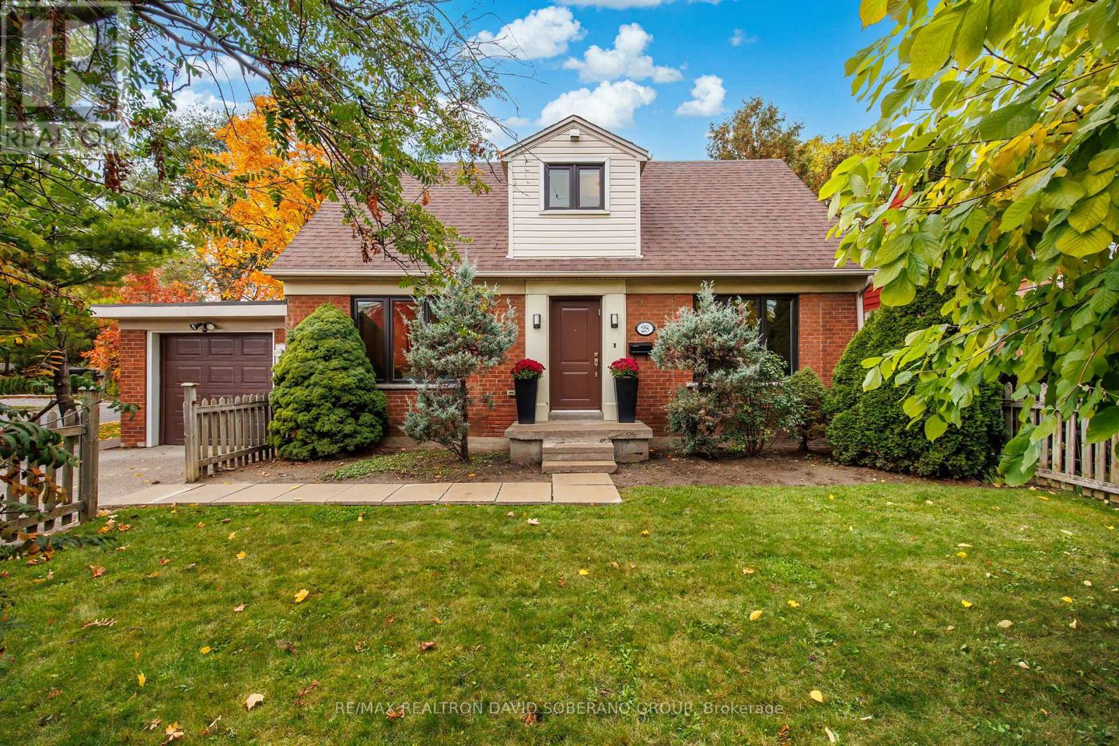 28 Touraine Ave, Toronto Clanton Park, ON M3H 1R1