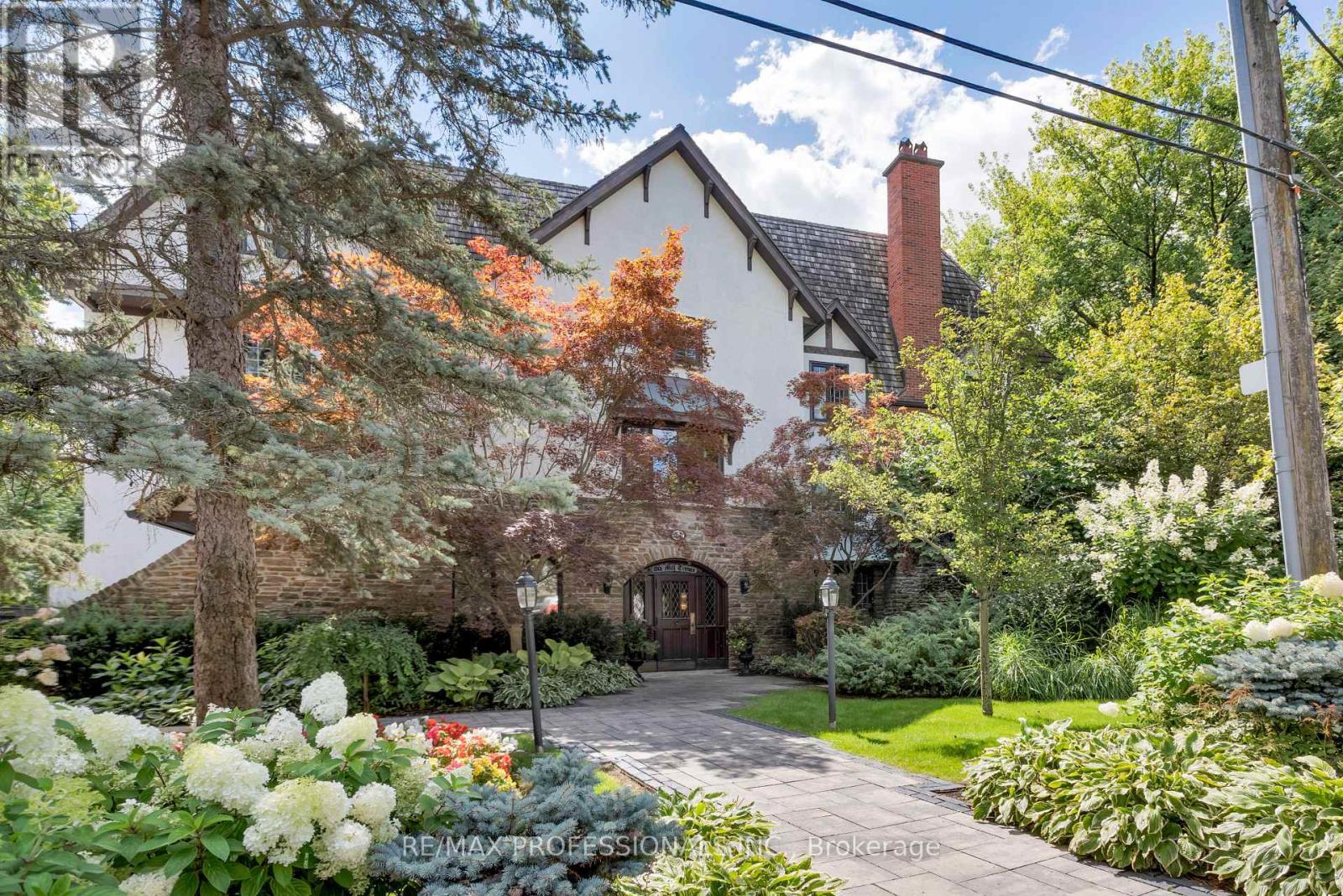 304 71 Old Mill Rd, Toronto, ON M8X 1G9