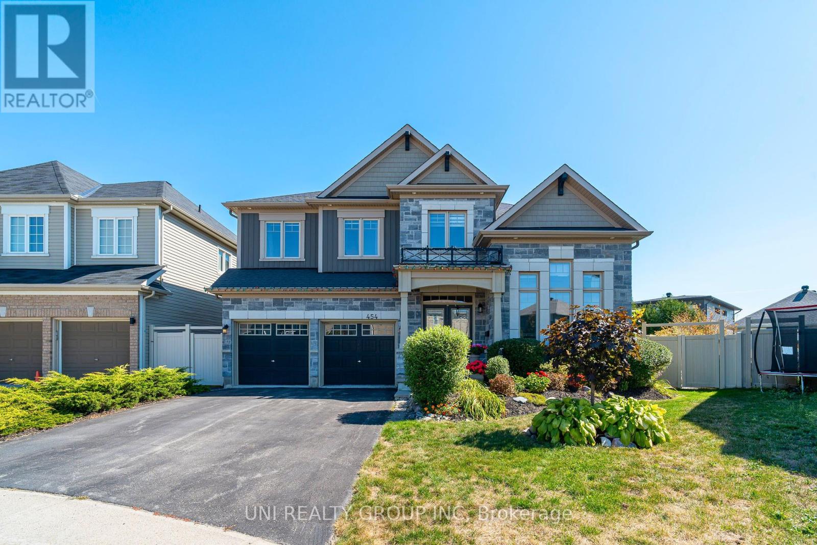 454 Cavesson St, Ottawa, ON K2V 0B8