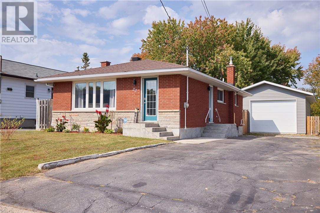 22 Catherine Dr, Sudbury, ON P3L 1H3