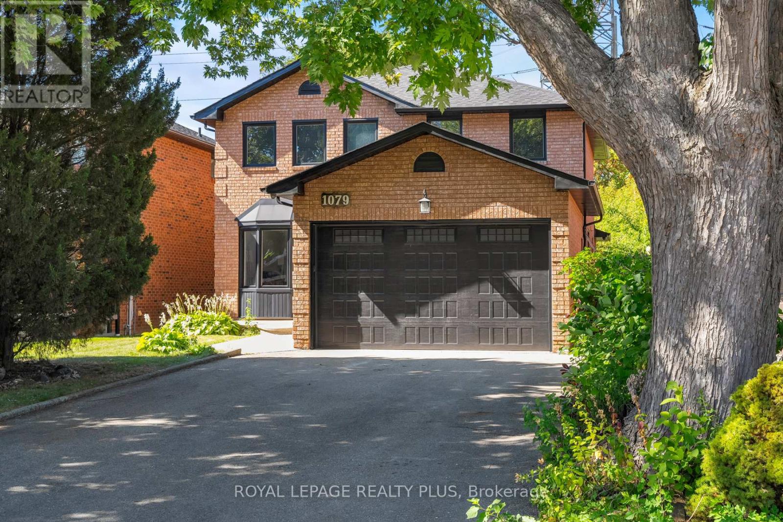 1079 Hedge Dr, Mississauga, ON L4Y 1G3