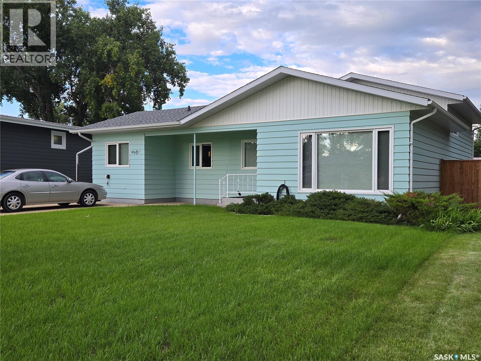 427 15 Avenue Northeast, Swift Current, SK S9H 2X5