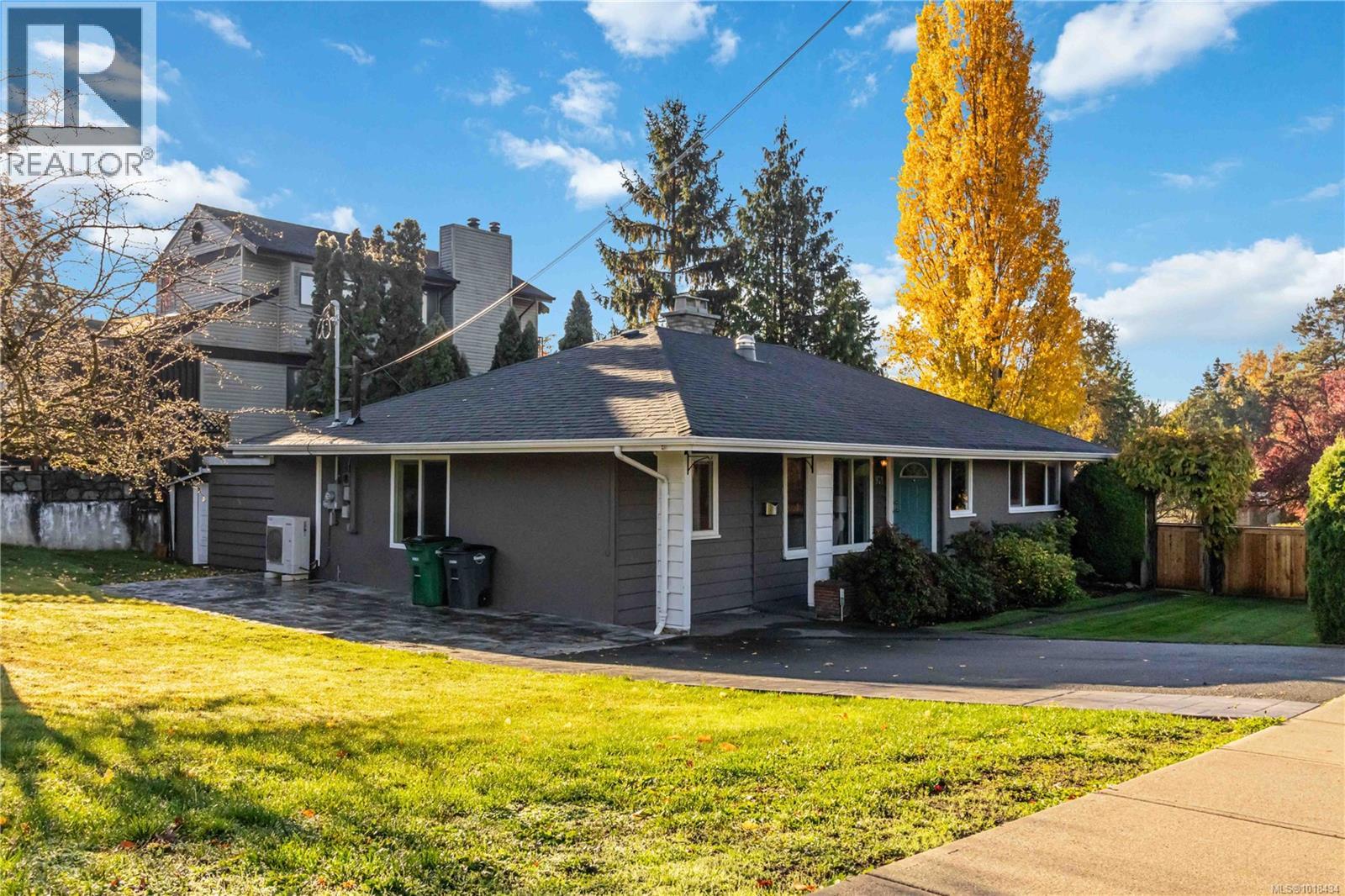 971 Marigold Rd, Saanich, BC V8Z 4R9