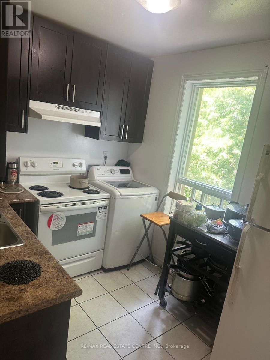 6 Ray Ave, Toronto, ON M6M 2A8