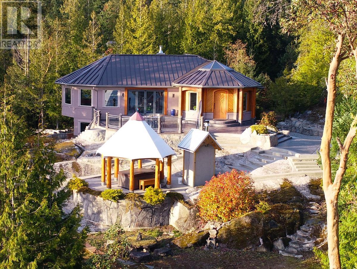 10664 Wood Bay Heights Rd, Halfmoon Bay, BC V7Z 1B8
