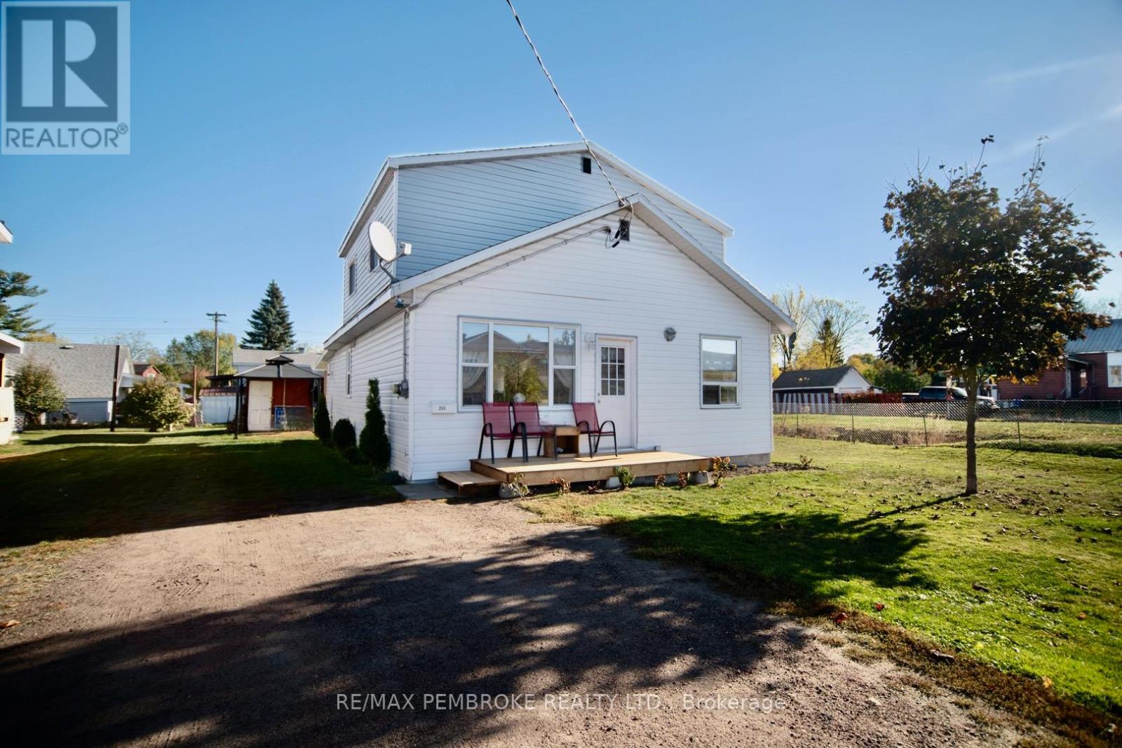 255 Mckenzie Ave, Pembroke, ON K8A 3V8