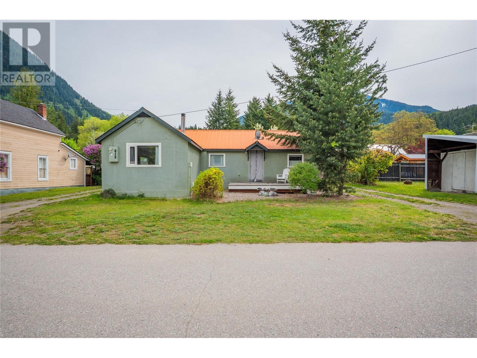 912 Kildare St, New Denver, BC V0G 1S0