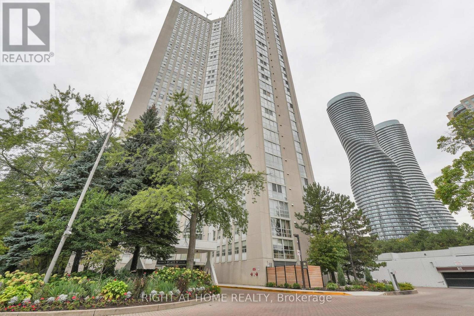 205 3650 Kaneff Cres, Mississauga, ON L5A 4A1