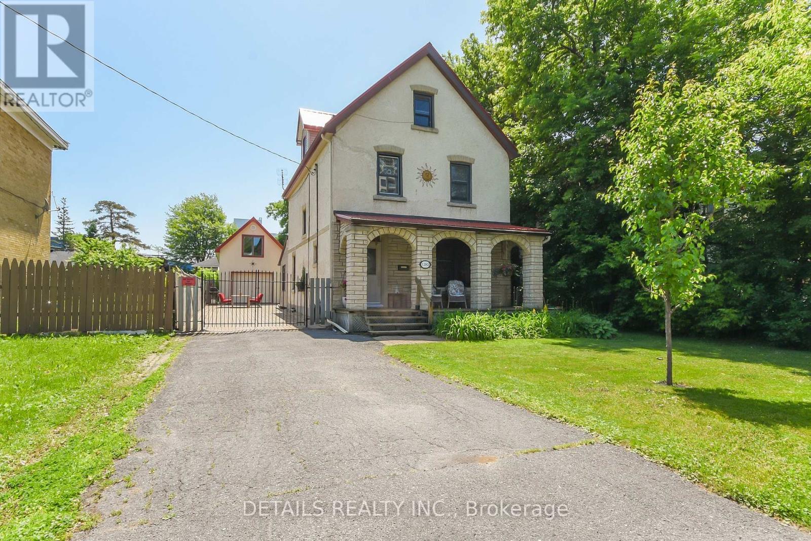 1282 Thames St, Ottawa, ON K1Z 7N4