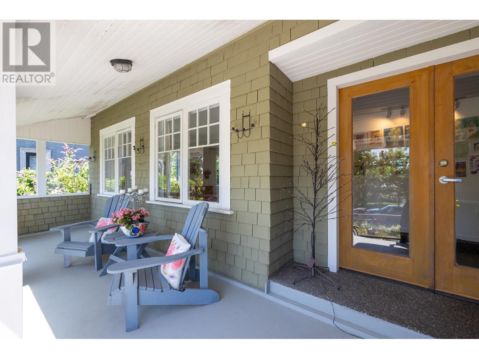 2433 Mathers Ave, West Vancouver, BC V7V 2H9